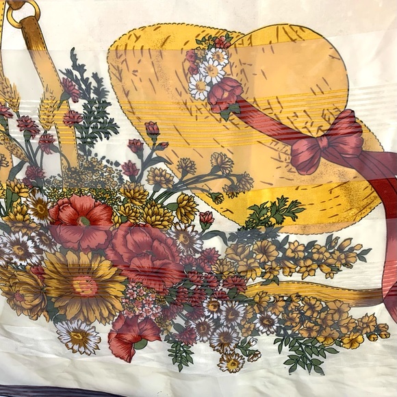 Lovely scarf with a hat and golden ribbons and a bouquet of flowers - Picture 9 of 10